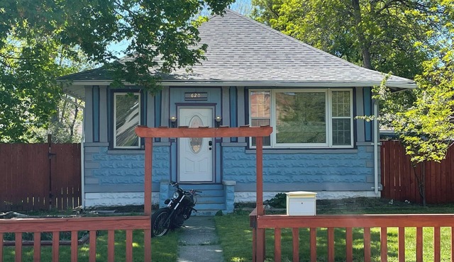Charming 2-bedroom + bonus room and laundry in nice house with WiFi, AC