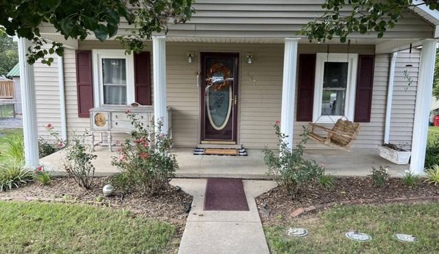 Charming 2-bedroom bungalow with WiFi, AC in serene Cave City.