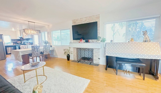 Charming 2-bedroom bungalow in fabulous Fullerton