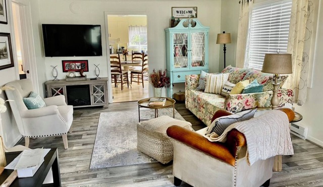 Charming 2-bedroom bungalow with WiFi, AC in welcoming Jamestown West Ellicott.