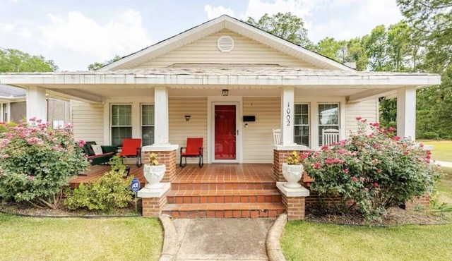 Charming 2-Bedroom Bungalow in Talladega w/WiFi, Huge Outdoor Space & Fire pit