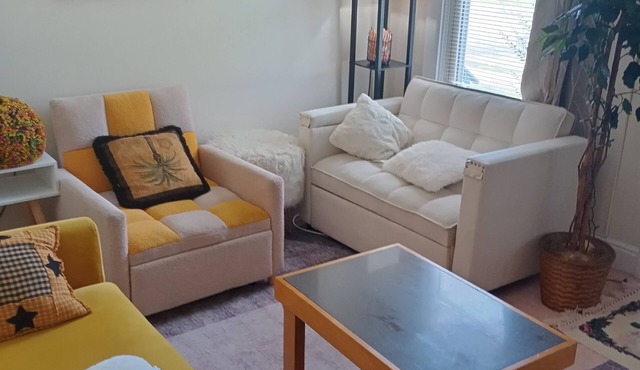 Charming 2-bedroom building with fitness room and AC in Clairton