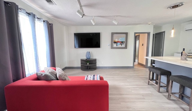 Charming 2-bedroom building in fabulous Houston with AC, WiFi