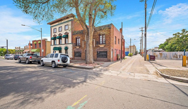 Charming 2-bedroom building in Pueblo