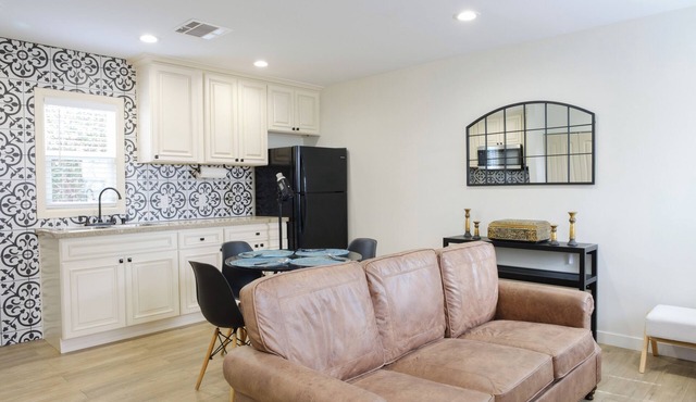 Charming 2-bedroom bungalow with AC, WiFi in welcoming Ontario