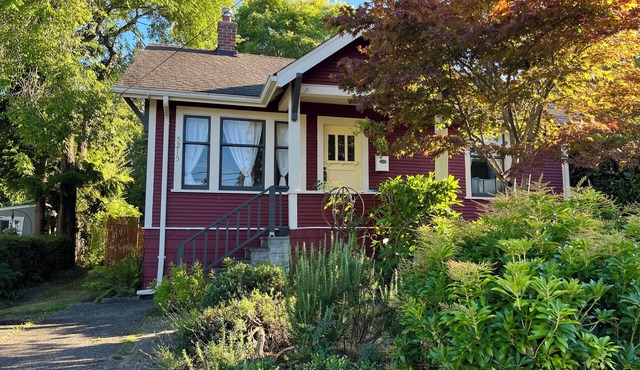 Charming 2-bedroom bungalow in Seward Park