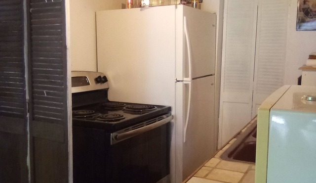 Charming 2-bedroom bungalow. Walking distance to the lake and pet friendly.