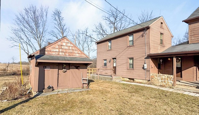 Charming 2-bedroom bungalow with AC, WiFi in nice Bethel