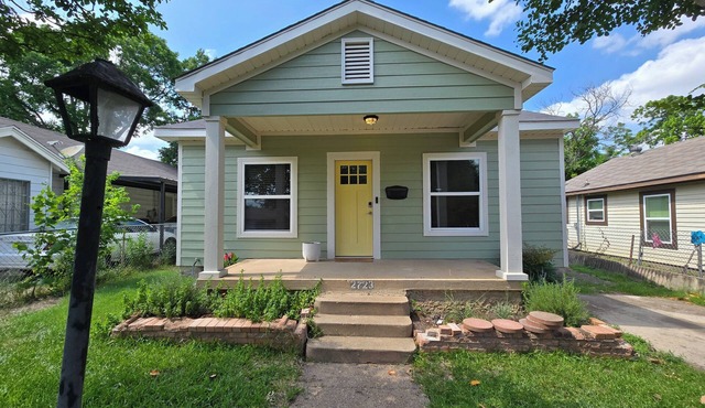 Charming 2-bedroom bungalow with fast WiFi and near Bishop Arts
