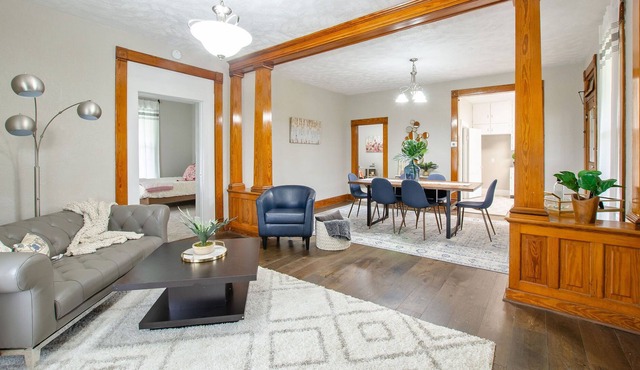 Charming 2 bedroom bungalow close to downtown.