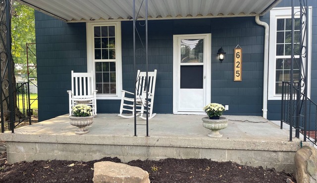 Charming 2-bedroom bungalow plus full size bed, and outdoor space.