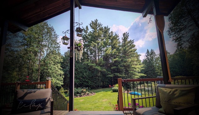 Charming 2-bedroom cottage in Clarington with hottub, WiFi and AC