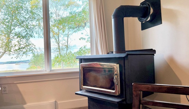 Charming 2-bedroom cottage with barrel sauna and river view