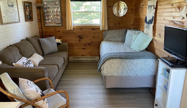 Charming 2 bedroom cottage close to all amenities.