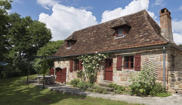 Charming 2 bedroom cottage surrounded by nature, pool and games room access