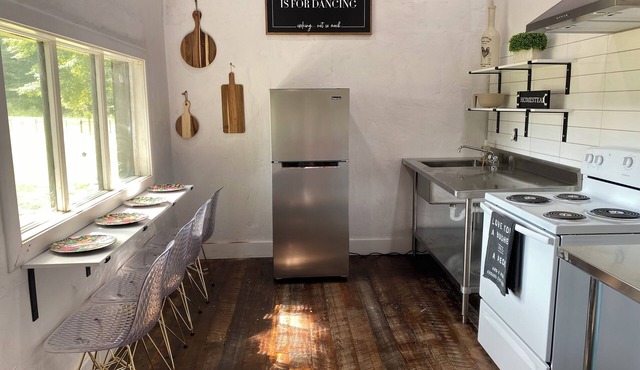 Charming 2-bedroom cottage in Brookhaven with AC