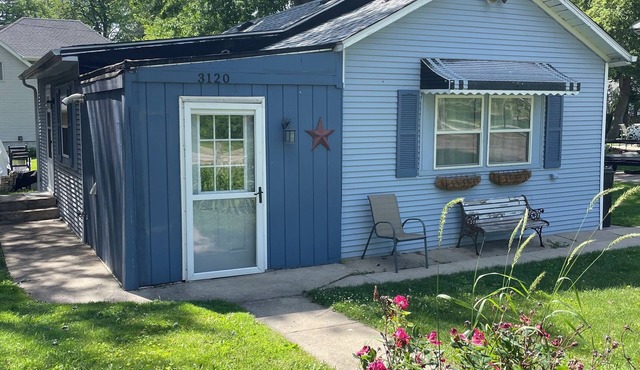 Charming 2-bedroom cottage with parking in Burlington. Access to private beach!