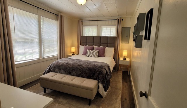 Charming 2-bedroom cottage with WiFi and AC in serene Enterprise