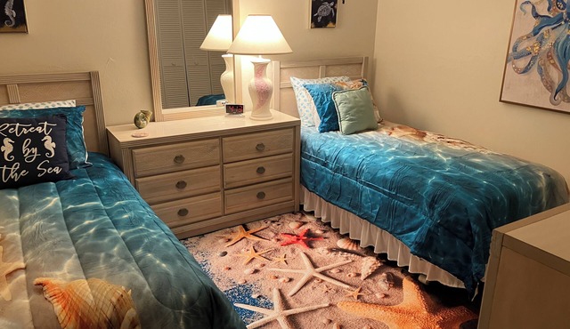 Charming 2-bedroom condo in delightful Fort Myers with AC golf available