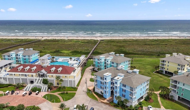 Charming 2-bedroom condo on the top floor with a spectacular view of Gulf Coast