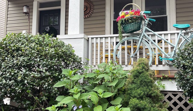 Charming 2-bedroom cottage with fenced yard pet friendly!