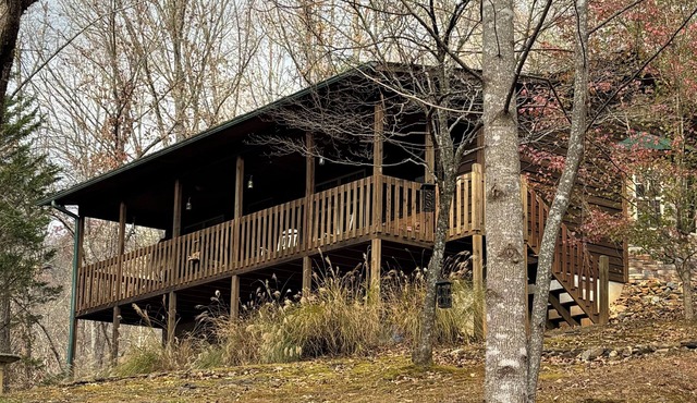 Charming 2-bedroom cabin with Hot Tub, WiFi, and AC/Heat in serene Hayesville