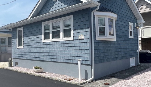 Charming 2-bedroom cottage with WiFi, AC in Lavallette