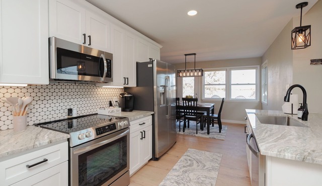 Charming 2-bedroom cottage in peaceful Little Elm with WiFi, AC