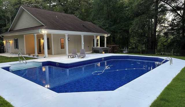 Charming 2-bedroom Cottage in lovely Loganville with Private Pool and Hot Tub