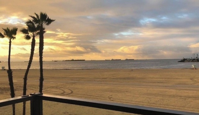 Charming 2-bedroom condo in delightful Long Beach with AC, WiFi