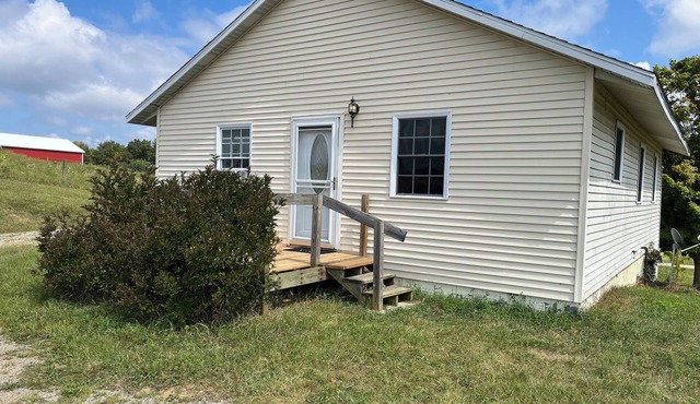 Charming 2-bedroom cottage with WiFi, AC in peaceful Middlebury