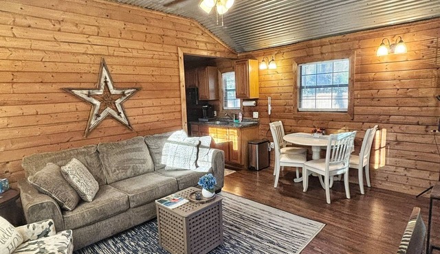 Charming 2-bedroom cabin in historic Montgomery with WiFi, AC