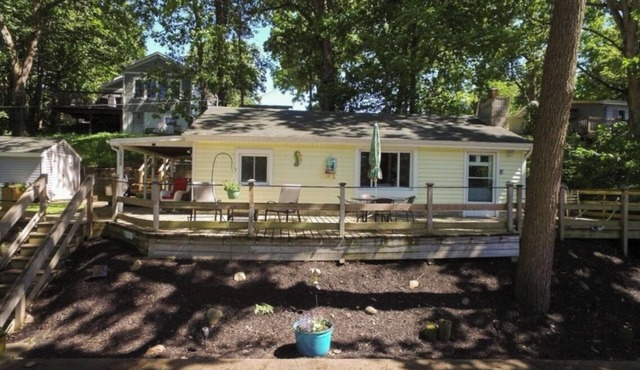 Charming 2-bedroom cottage in peaceful Monticello with AC, WiFi