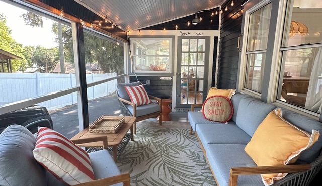 Charming 2-bedroom cottage in downtown Mount Dora with RV parking, pets welcome