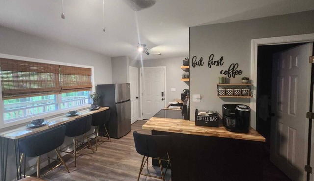 Charming 2-bedroom cabin in delightful New Market with AC