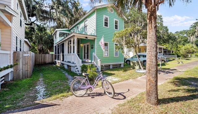 Charming 2-bedroom cottage with Screened Porch, BBQ and Fire-pit in Port Royal