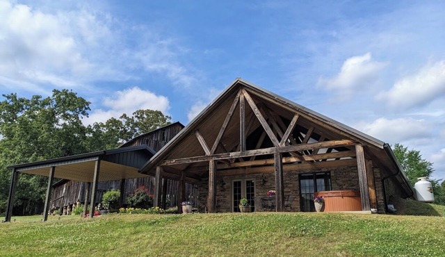 Charming 2-bedroom cabin with Hot Tub in quaint Reidsville, NC