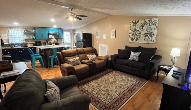 Charming 2-bedroom cottage with WiFi, AC in welcoming Smithville