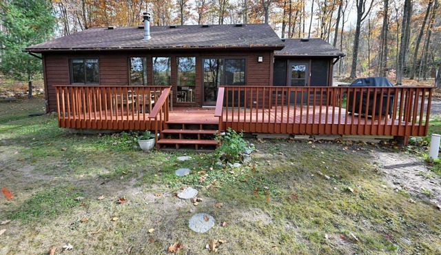 Charming 2-bedroom cabin on a private Lake near Stone Lake.