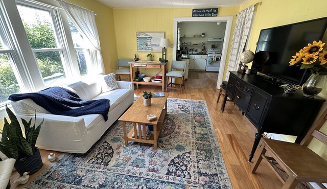 Charming 2-bedroom cottage steps to downtown Three Oaks, short drive to beaches