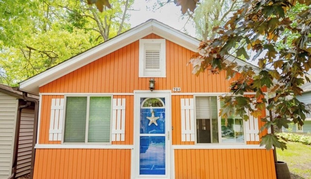 Charming 2-bedroom cottage with AC, WiFi, & huge fenced in back yard- Twin Lakes