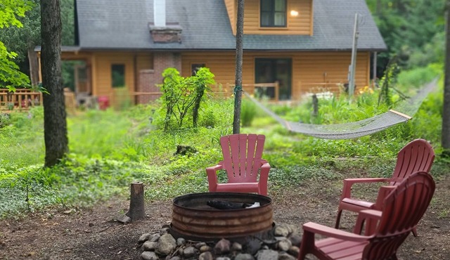 Charming 2-bedroom cabin in delightful Vanderbilt with WiFi, AC