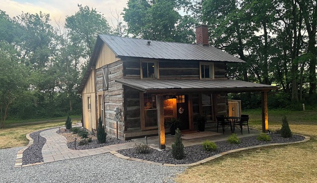 Charming 2-bedroom cabin in enchanting Wadesville with Heat, AC, WiFi, Hot Tub