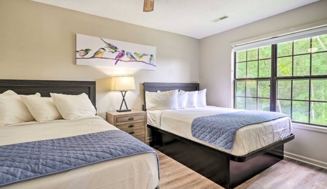 Charming 2-bedroom cabin with Tims For Lake views from your private deck!