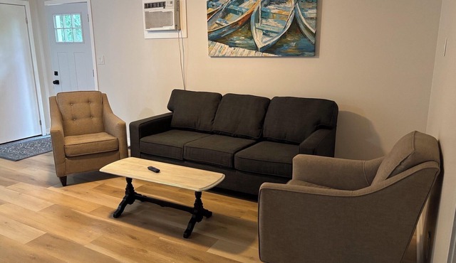 Charming 2 bedroom tourist cabin only 5 min walk from sandy shore of Balm Beach.