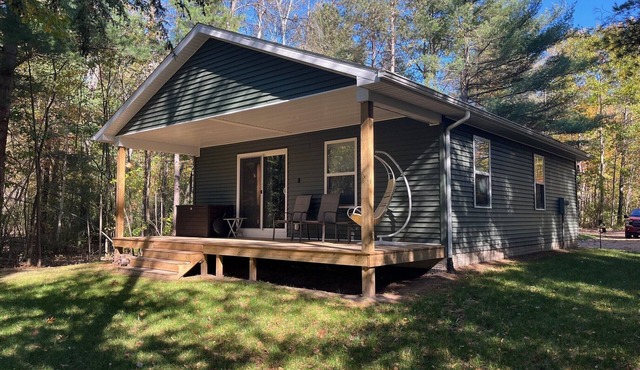 Charming 2-Bedroom Cabin on the River in Beaverton