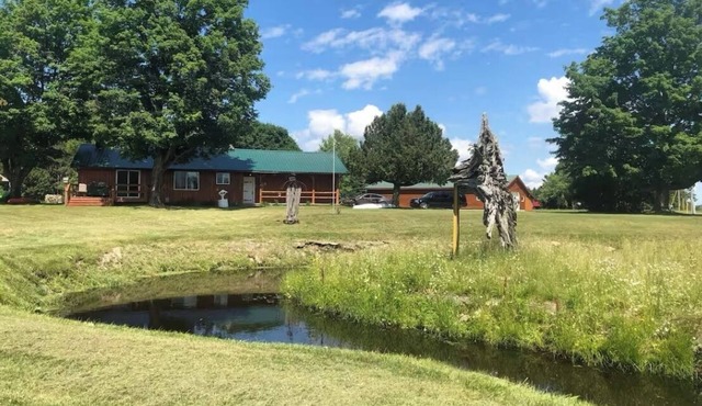 Charming 2-bedroom cabin with WiFi and AC in Gladstone