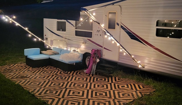 Charming 2-bedroom Camper in enchanting Homosassa with AC, WiFi and more.