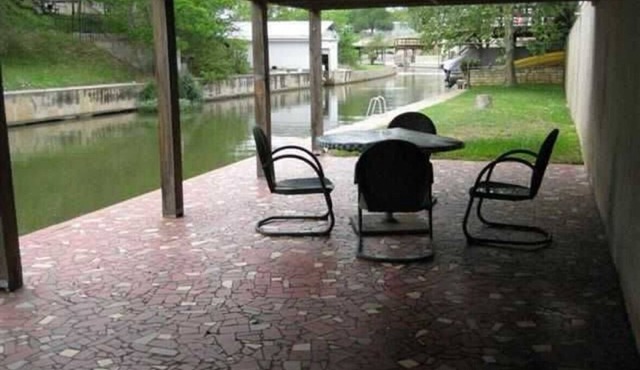 Charming 2-bedroom cabin in Kingsland with boat lift, lake access, WiFi and AC