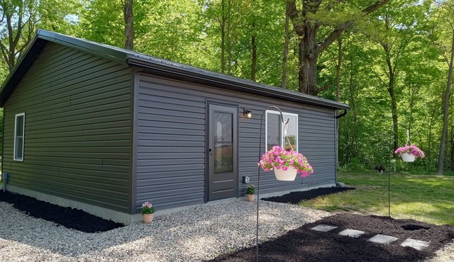 Charming 2-bedroom cabin in Lewisburg with privacy, WiFi, AC